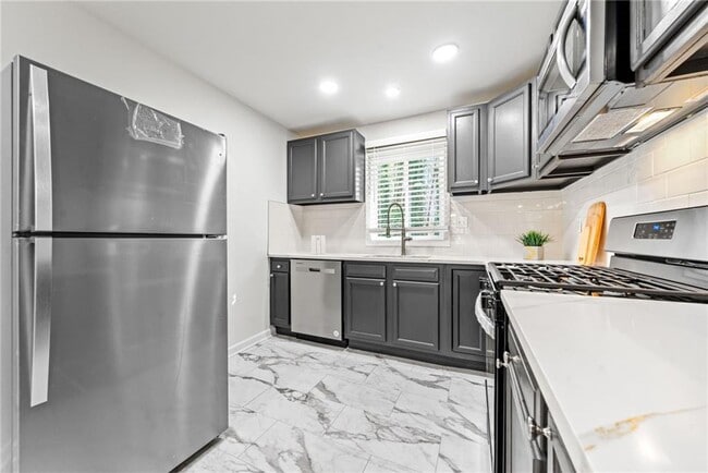 Building Photo - 801 N Evelyn Pl NW