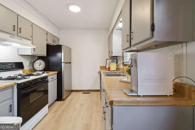 Building Photo - 3040 Land Rd