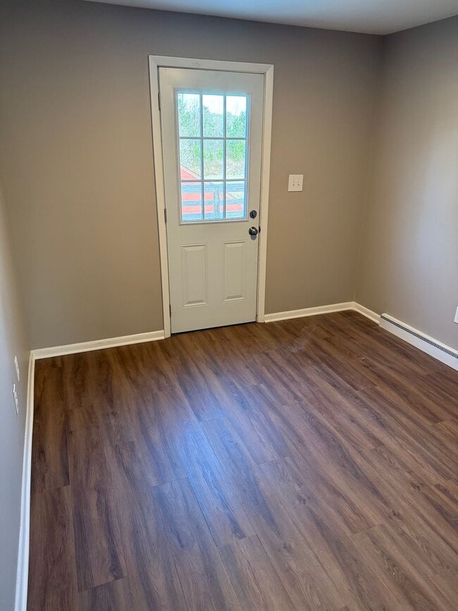 Building Photo - Second Floor Apartment