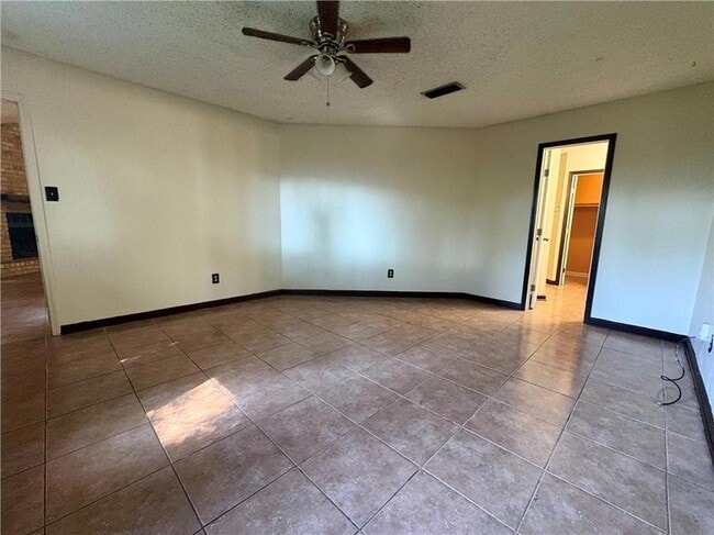 Building Photo - 1704 Admiral Nelson Dr