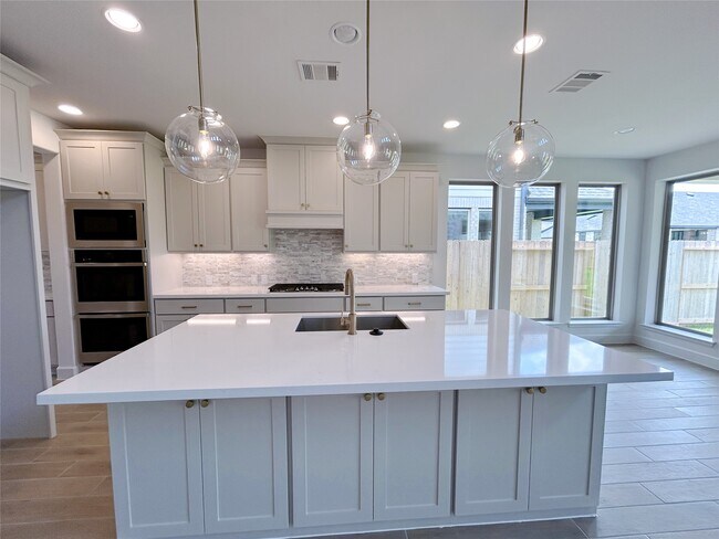 Building Photo - 5406 Holly Holw Ln