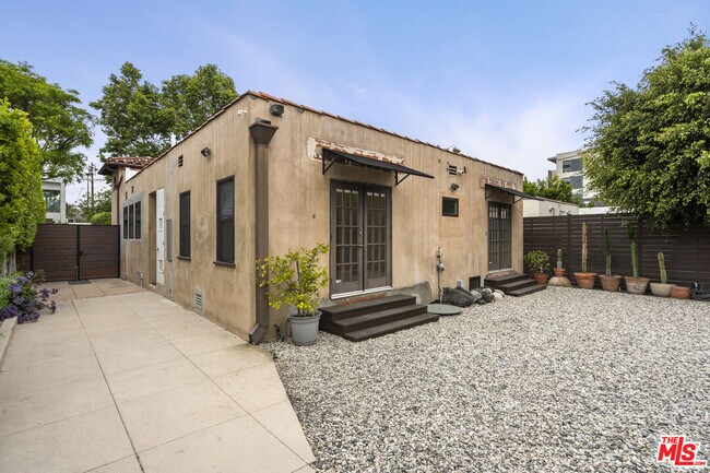 Building Photo - 435 Westmount Dr