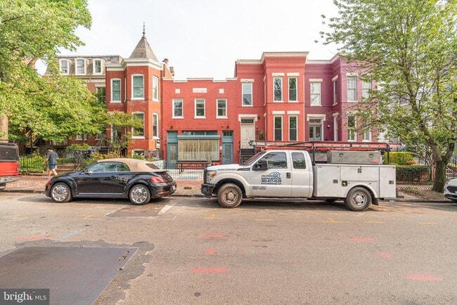 Building Photo - 711 G St SE