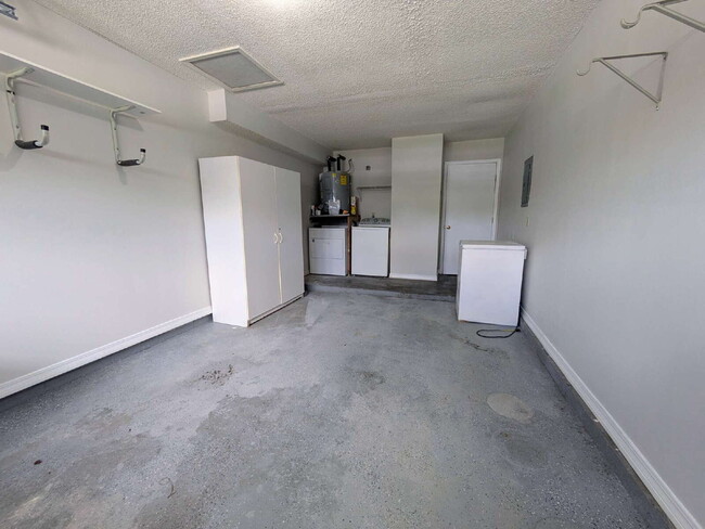 Building Photo - "$300 OFF MOVE-IN SPECIAL! Spacious 3-Bed, 2.5 Bath Townhouse Nestled in the Heart of East Arling...
