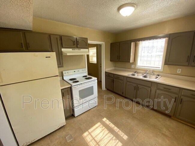 Building Photo - 2100 Monroe Ave