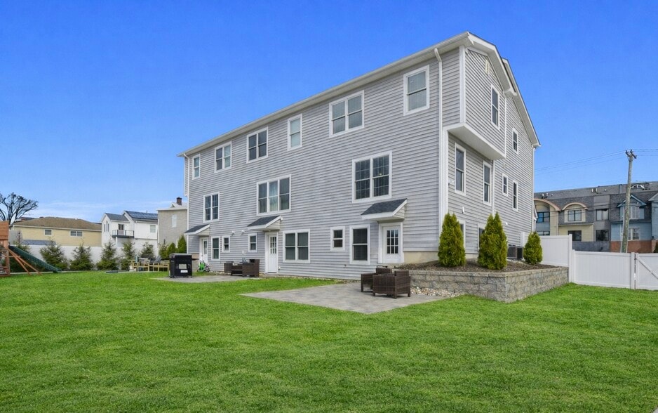 Building Photo - 20 Zazzetti St