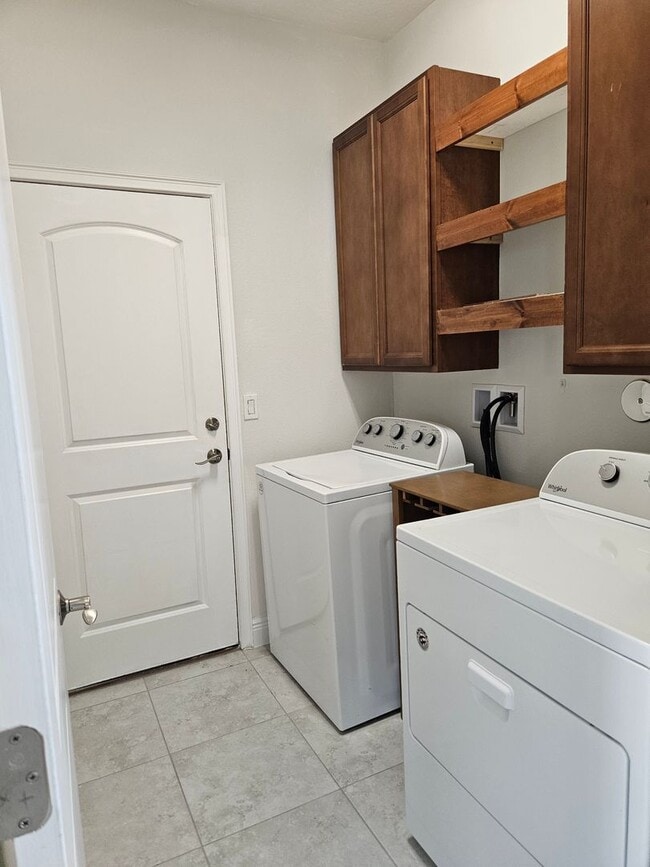 Building Photo - 4 Bedroom 2 bath beautiful spacious home i...