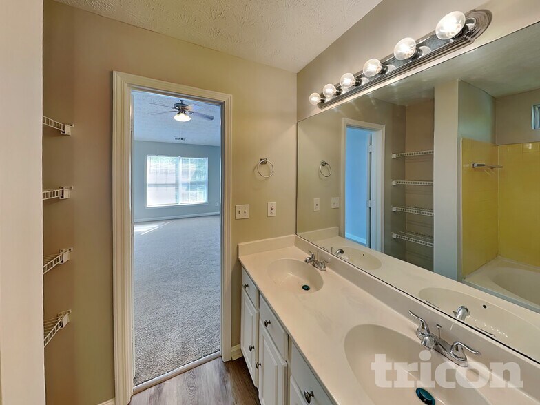 Building Photo - 5524 Somervale Ct