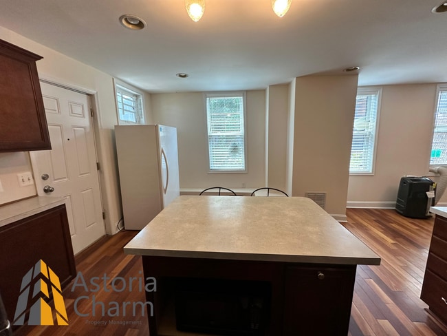 Building Photo - Live in Comfort: Spacious 3 Bedroom 2 Bath...