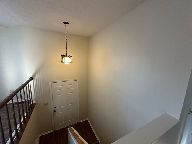 Building Photo - Split Foyer home off Old Forest Road