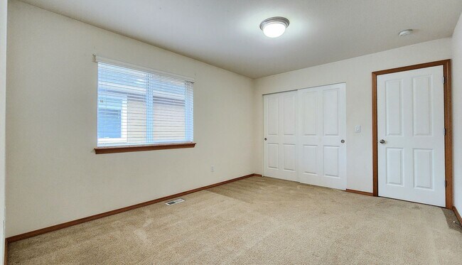 Building Photo - Home in Everett 3 Beds 2.5 bath - Pet Frie...