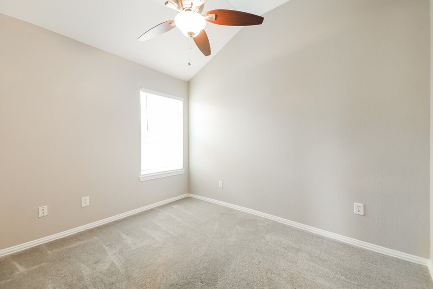 Building Photo - 2504 Castle Ridge Dr