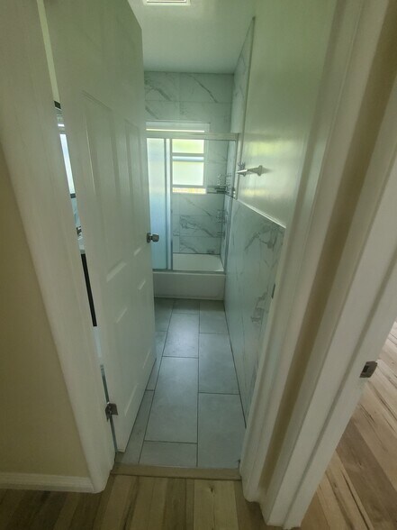 bathroom - 13527 Burbank Blvd