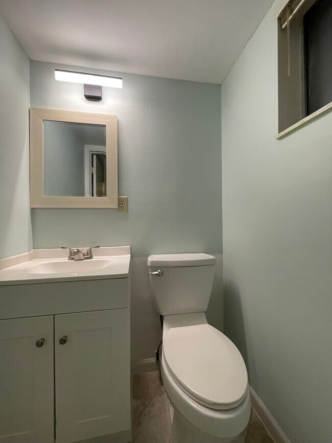 Guest bathroom - 892 SW 9th Street Cir