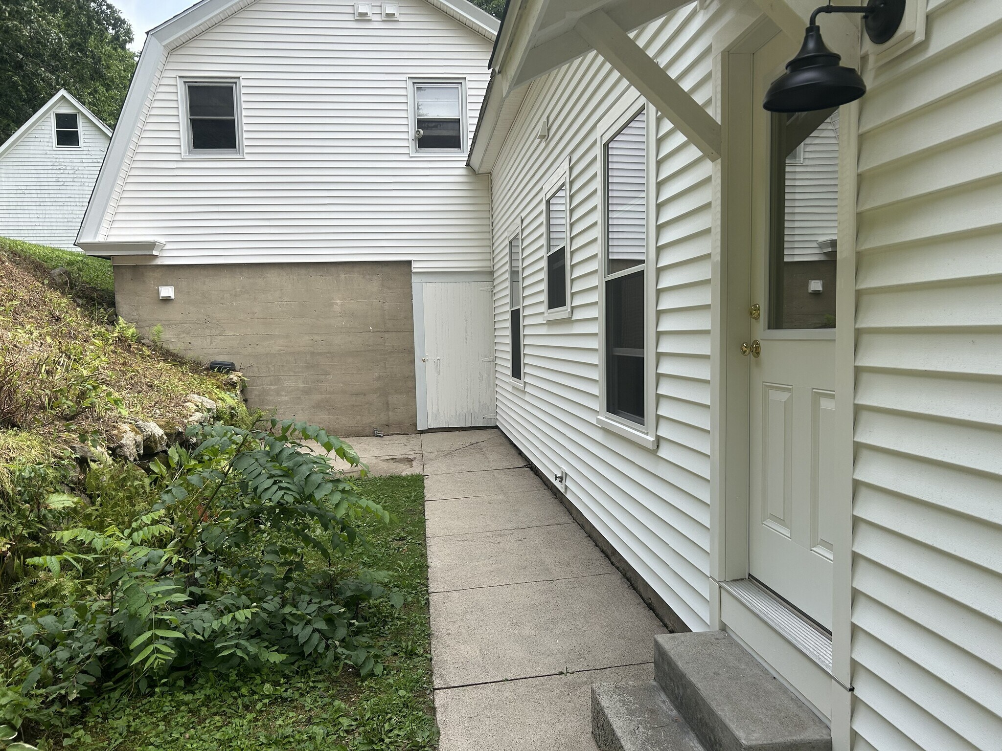 Building Photo - 472 Marlboro St