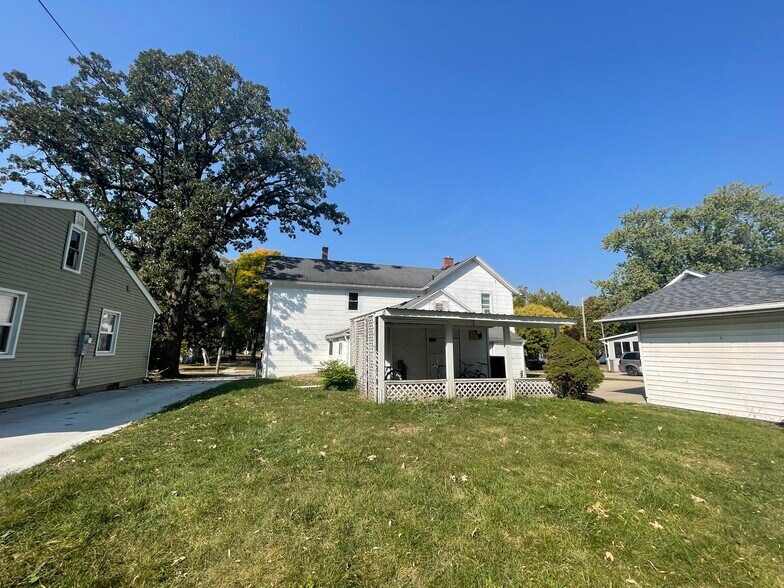 Building Photo - 353 S Whiton St