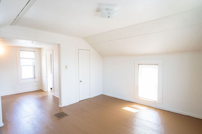Building Photo - 1227 Green Bay St
