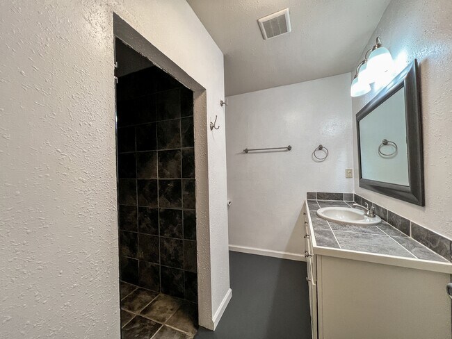 Building Photo - 1825 Lakeview Dr
