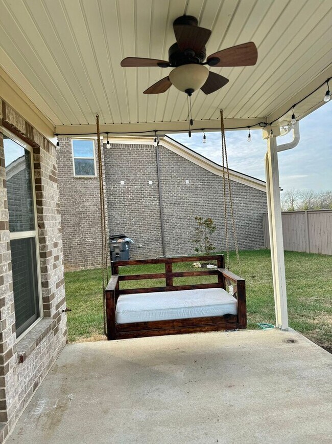 Building Photo - 4 Bedroom, 3.5 Bath Home w/ Backyard and 2 Car Garage