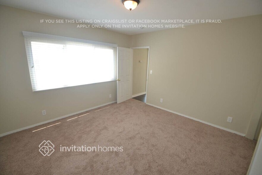Building Photo - 2112 N Screenland Dr