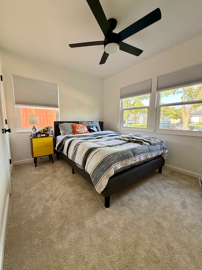 Building Photo - 4196 N Mountain View Ave