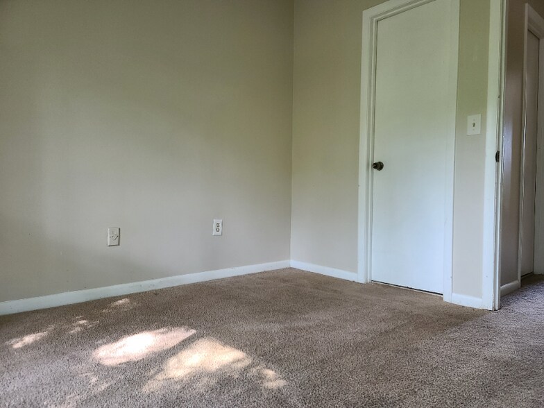 Building Photo - 441 Hickory Hill Dr