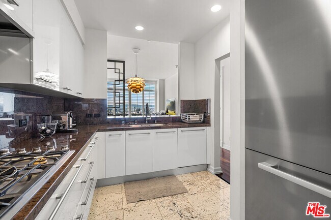 Building Photo - 900 W Olympic Blvd