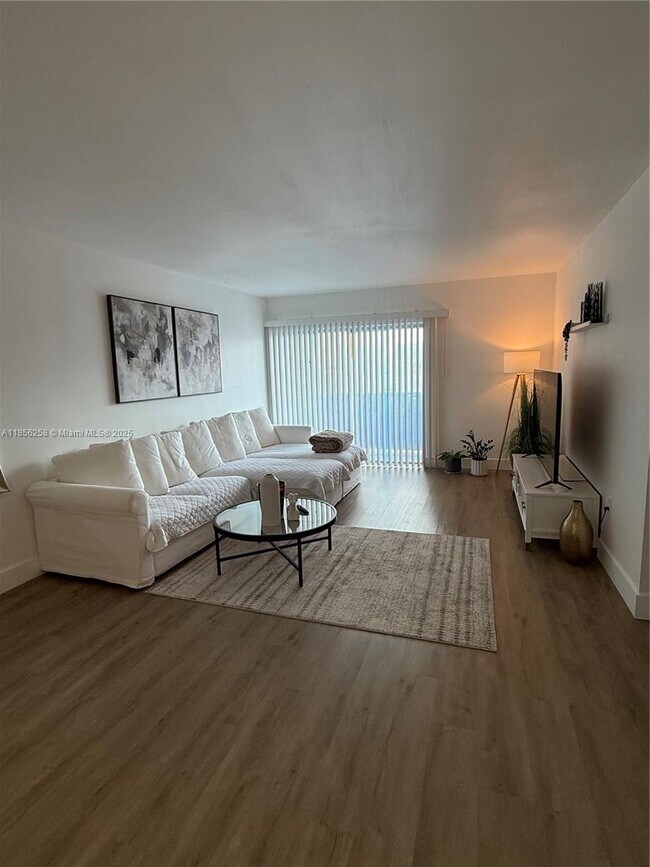 Building Photo - 400 Kings Point Dr