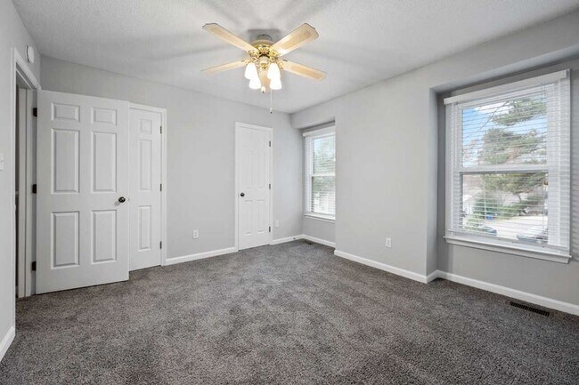 Building Photo - Convenient location