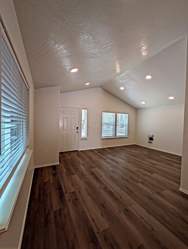 Building Photo - New Single Level Home in New SunRidge Community