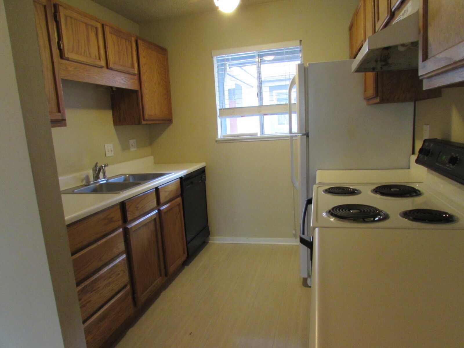 Building Photo - 3146 Lakeside Dr