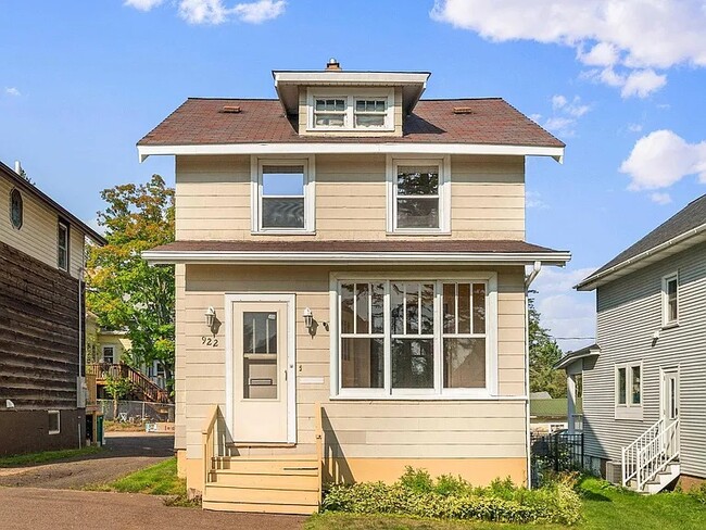 Front of house with driveway parking - 922 N 14th Ave E