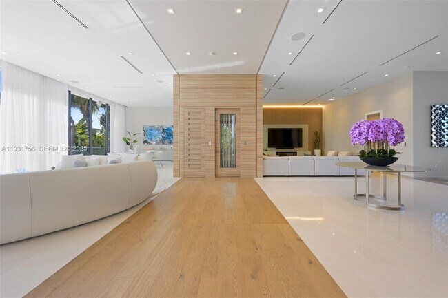 Building Photo - 3260 NE 165th St