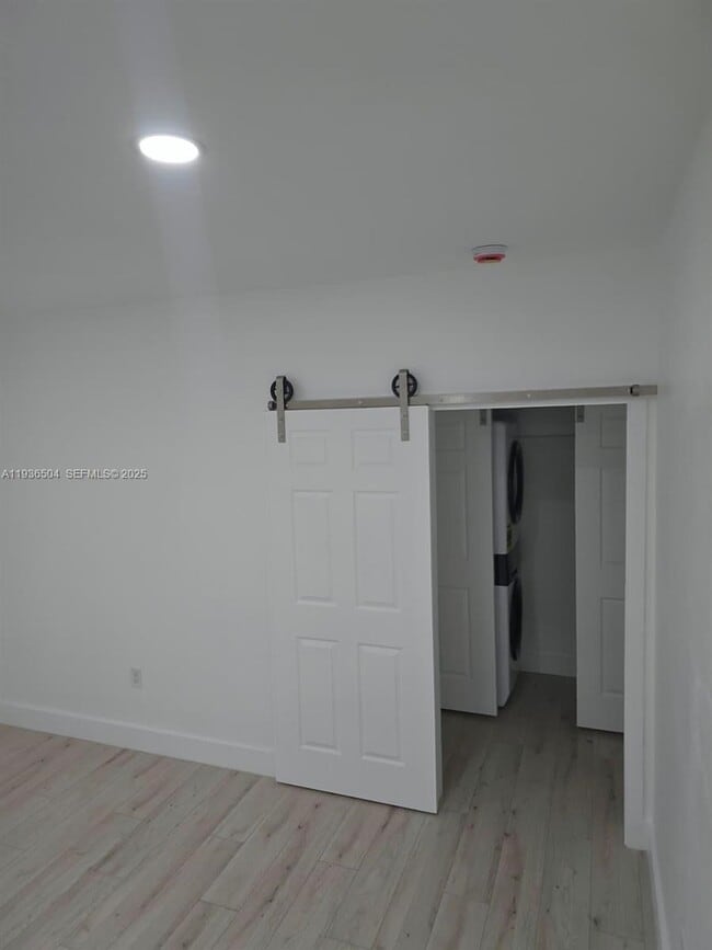 Building Photo - 14410 NE 5th Pl