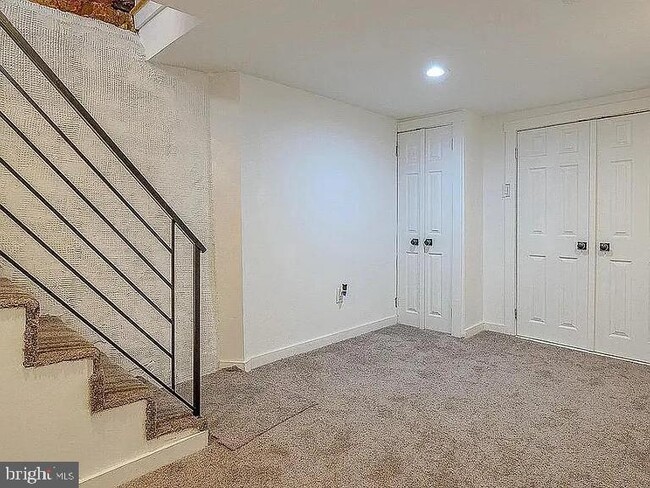 Building Photo - 913 S Yewdall St