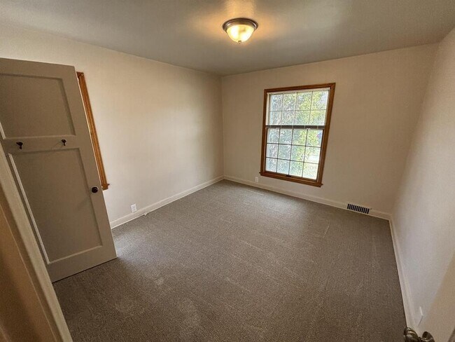 Building Photo - W63N399 Hillcrest Ave