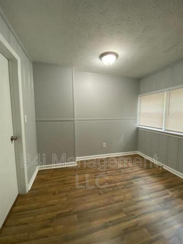 Building Photo - 905 Murphy Ave