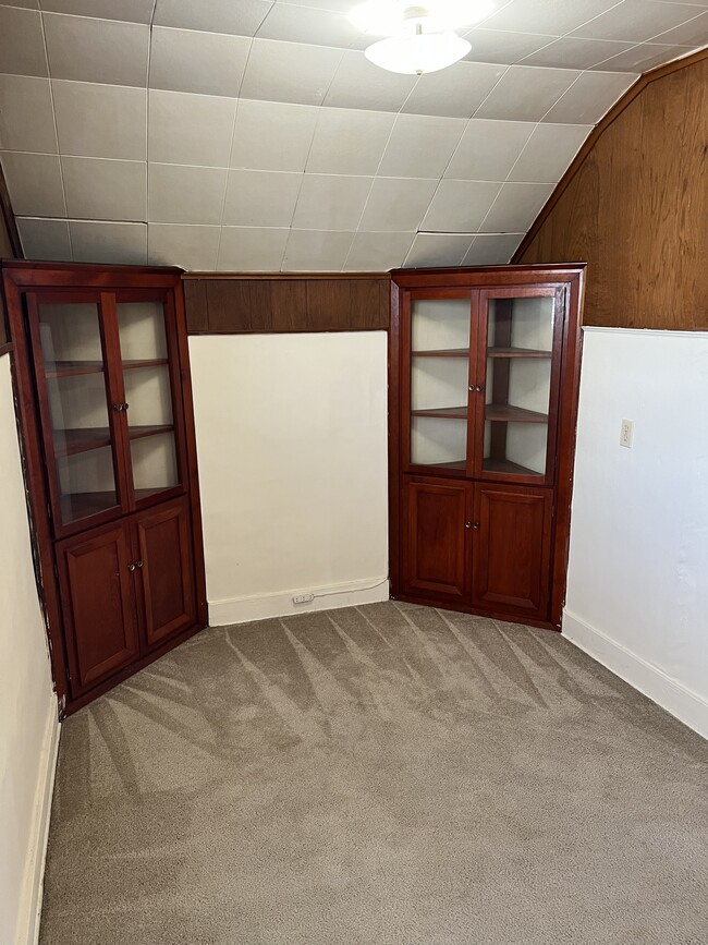 Building Photo - 913 W High St