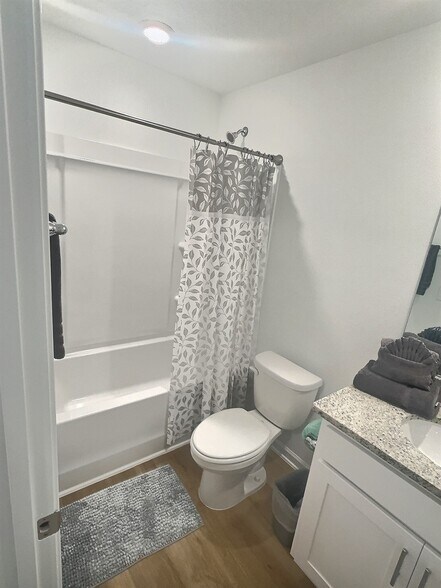 Guest bathroom with tub/shower - 4209 Lost Bay Dr
