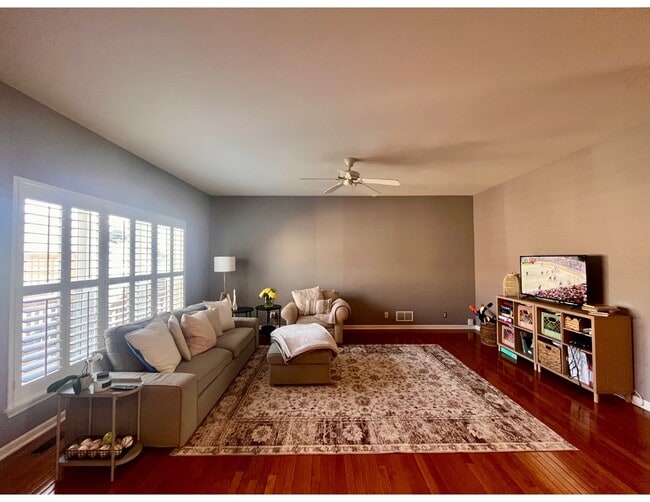 Building Photo - 0N425 Ford Dr