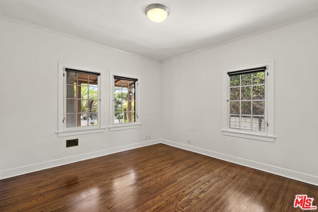 Building Photo - 448 Westmount Dr
