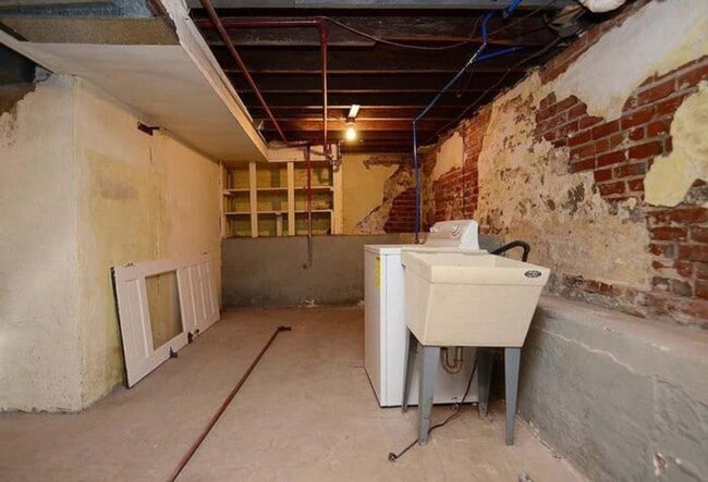 Building Photo - Beautiful 5 Bedroom Home!