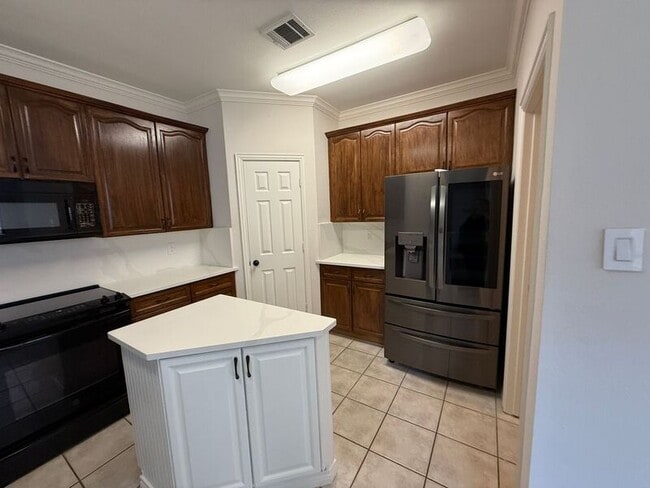 Building Photo - 17007 Vinland Dr
