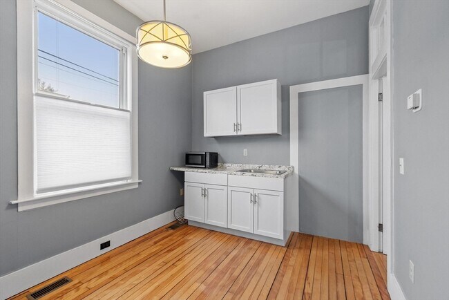 Building Photo - 113 Main St