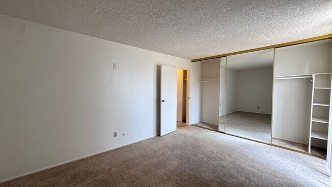 Building Photo - 1 bd with garage