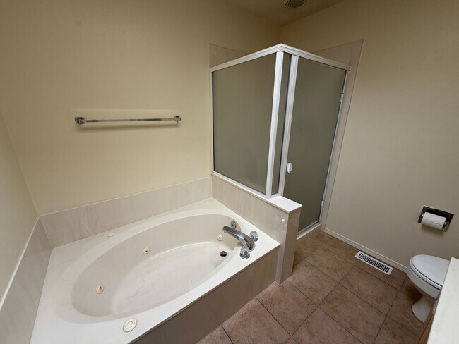 Building Photo - Spacious 3-Bedroom