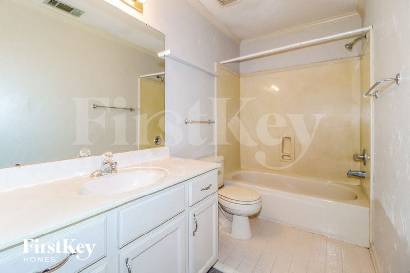 Building Photo - 8668 Pantherburn Cir N