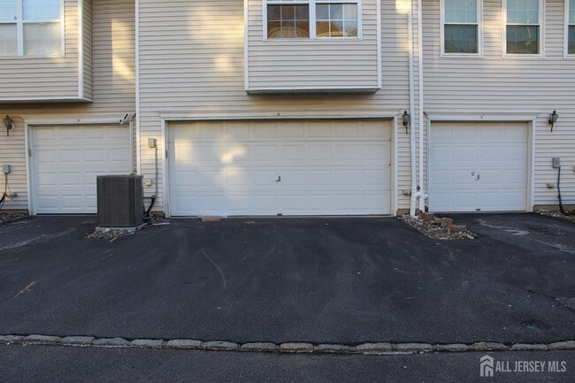 Building Photo - 53 Giera Ct