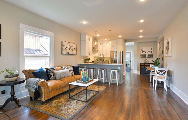 Building Photo - Beautifully remodeled 3 Bedroom Bungalow in Old Town