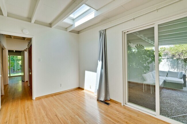 Building Photo - 3 Bed 2 Bath Mackay Home in Desirable Mont...
